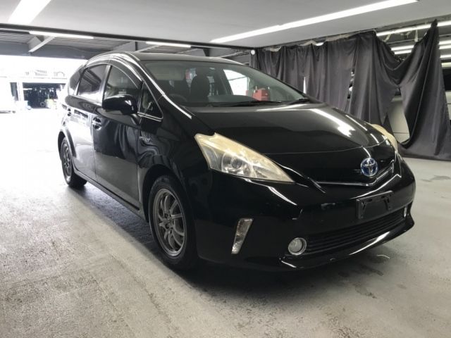 1065 Toyota Prius alpha ZVW41W 2013 г. (NISSAN Osaka)